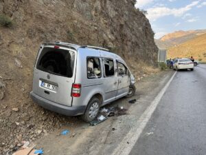 HAKKARİ (AA) – Hakkari'de hafif ticari aracın devrilmesi sonucu 5