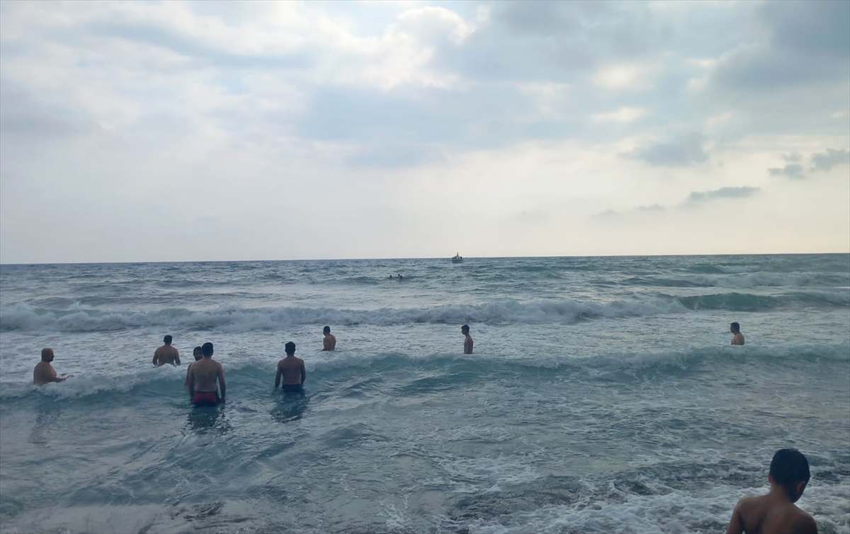 Hatay'da denizde boğulma tehlikesi geçiren kişi kurtarıldı
