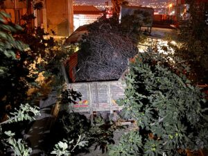 HATAY (AA) – Hatay'ın merkez Antakya ilçesinde hurda yüklü kamyonun