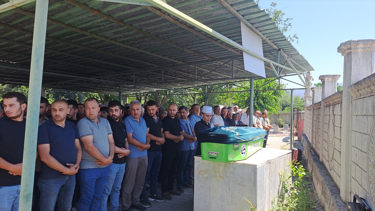 Hatay'da vinçten düşen demirin altında kalan işçi öldü