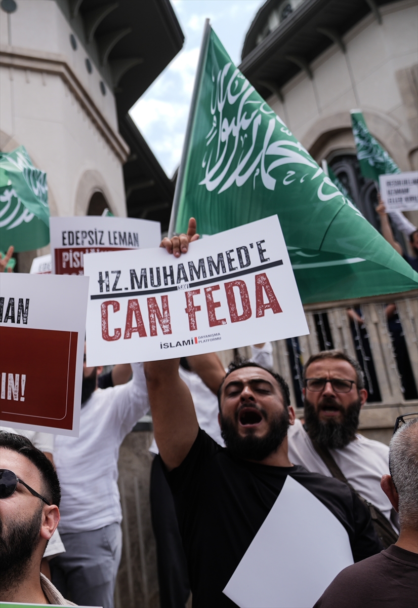 Hazreti Muhammed'in karikatür çizimini yayımlayan dergiye İstanbul'da protesto