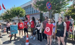 - İBB binası önündeki demir korkuluklara kendilerini zincirle bağlayan DİSK