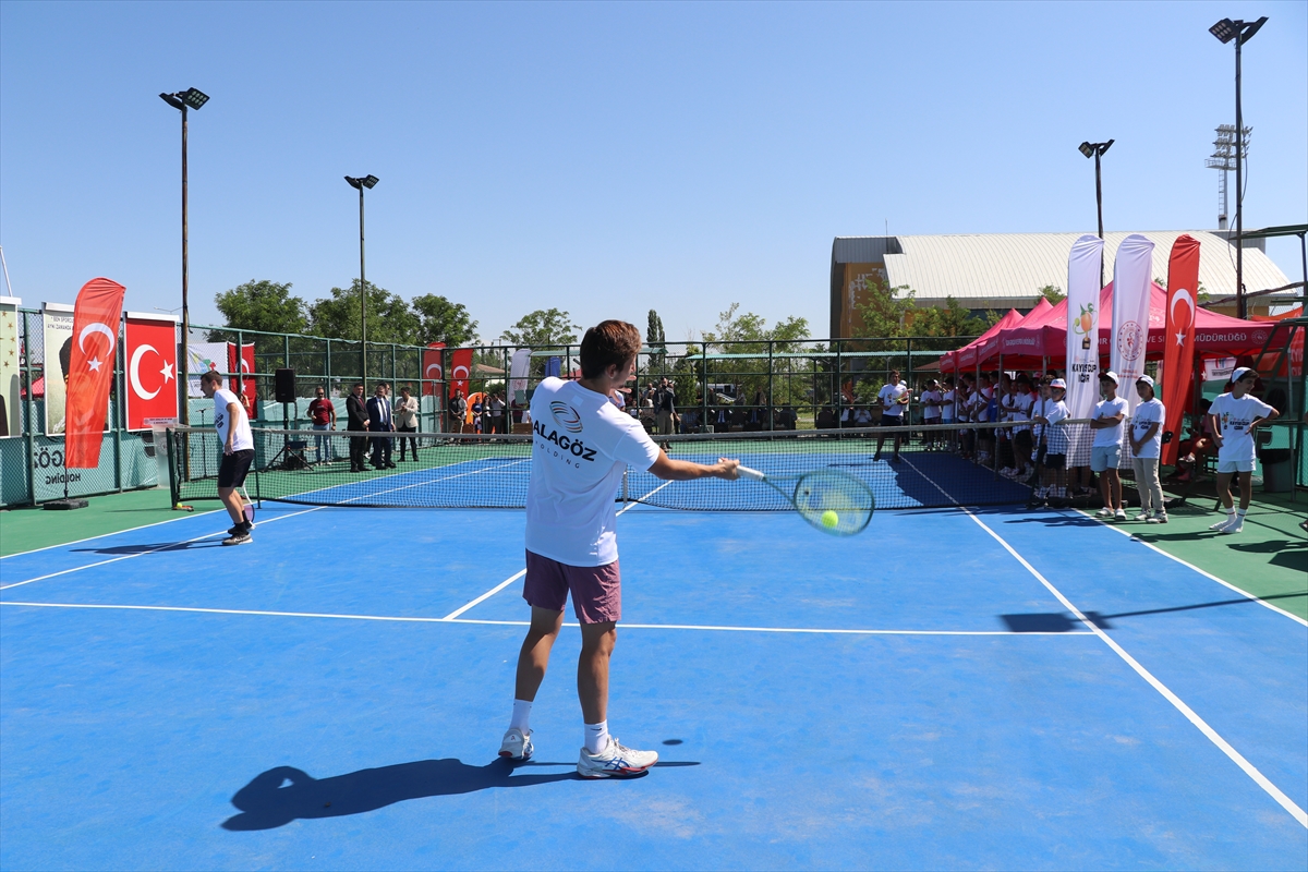 Iğdır'da 5. Kayısı Cup Tenis Turnuvası başladı