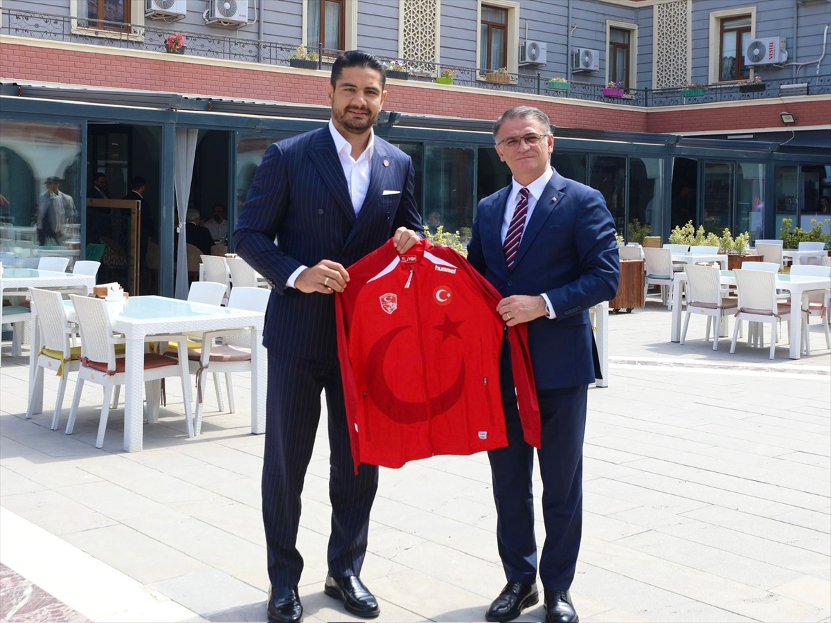 İl gezilerini sürdüren Taha Akgül'ün yeni durağı Van oldu