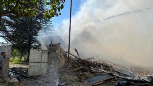 ISPARTA (AA) – Isparta'nın Şarkikaraağaç ilçesinde çıkan yangında 2 katlı