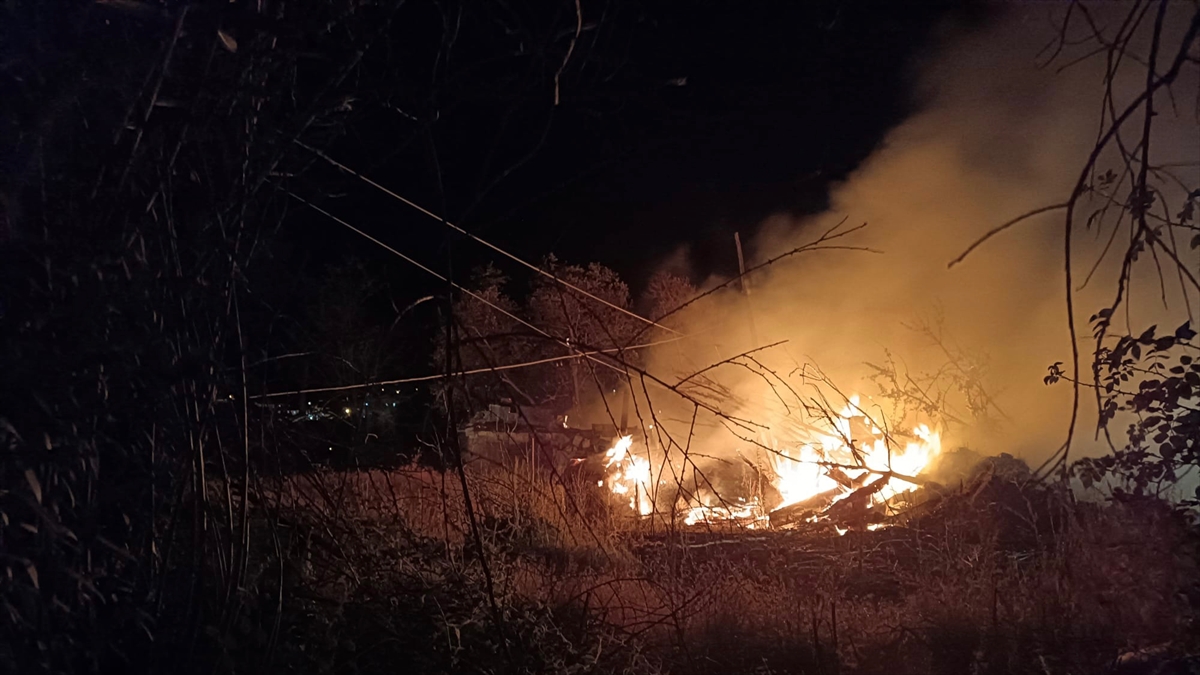 Isparta'da çıkan yangında ahşap ev kullanılamaz hale geldi