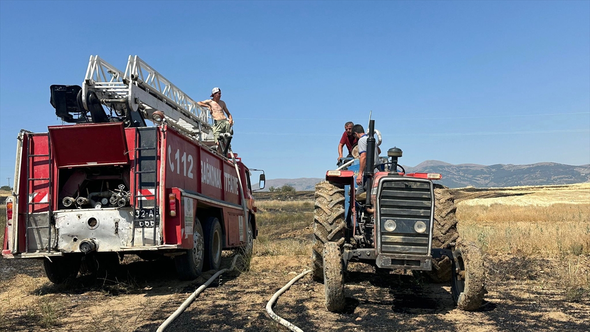 Isparta'da ekin tarlasında çıkan yangın söndürüldü