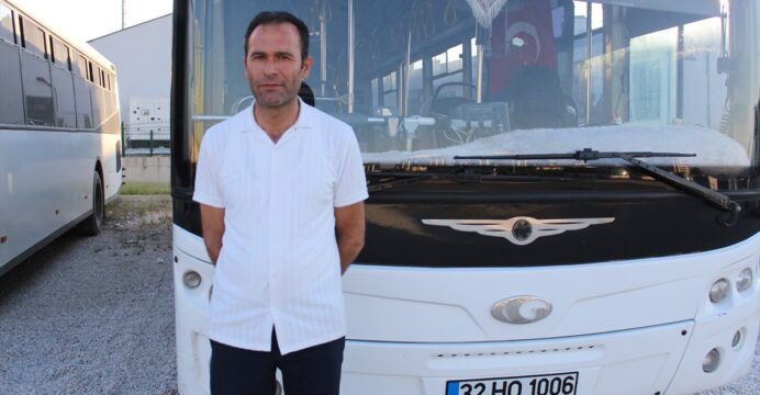 Isparta'da otobüs şoförü Heimlich manevrasıyla 2 yaşındaki çocuğun hayatını kurtardı