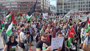 STOCKHOLM (AA) – İsveç'in başkenti Stockholm'de yüzlerce kişi, hükümeti İsrail'in