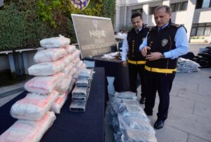 İSTANBUL (AA) – Yurt dışından Türkiye'ye uyuşturucu madde soktukları belirlenen