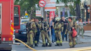 İSTANBUL (AA) – Maltepe'de bir apartman dairesinde çıkan yangında mahsur