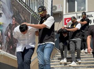 İSTANBUL (AA) – İstanbul'da kendilerini polis veya savcı gibi tanıtıp