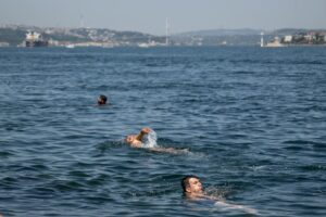 İSTANBUL (AA) – İstanbul'da sıcak havadan bunalanlar serinlemek için denizde