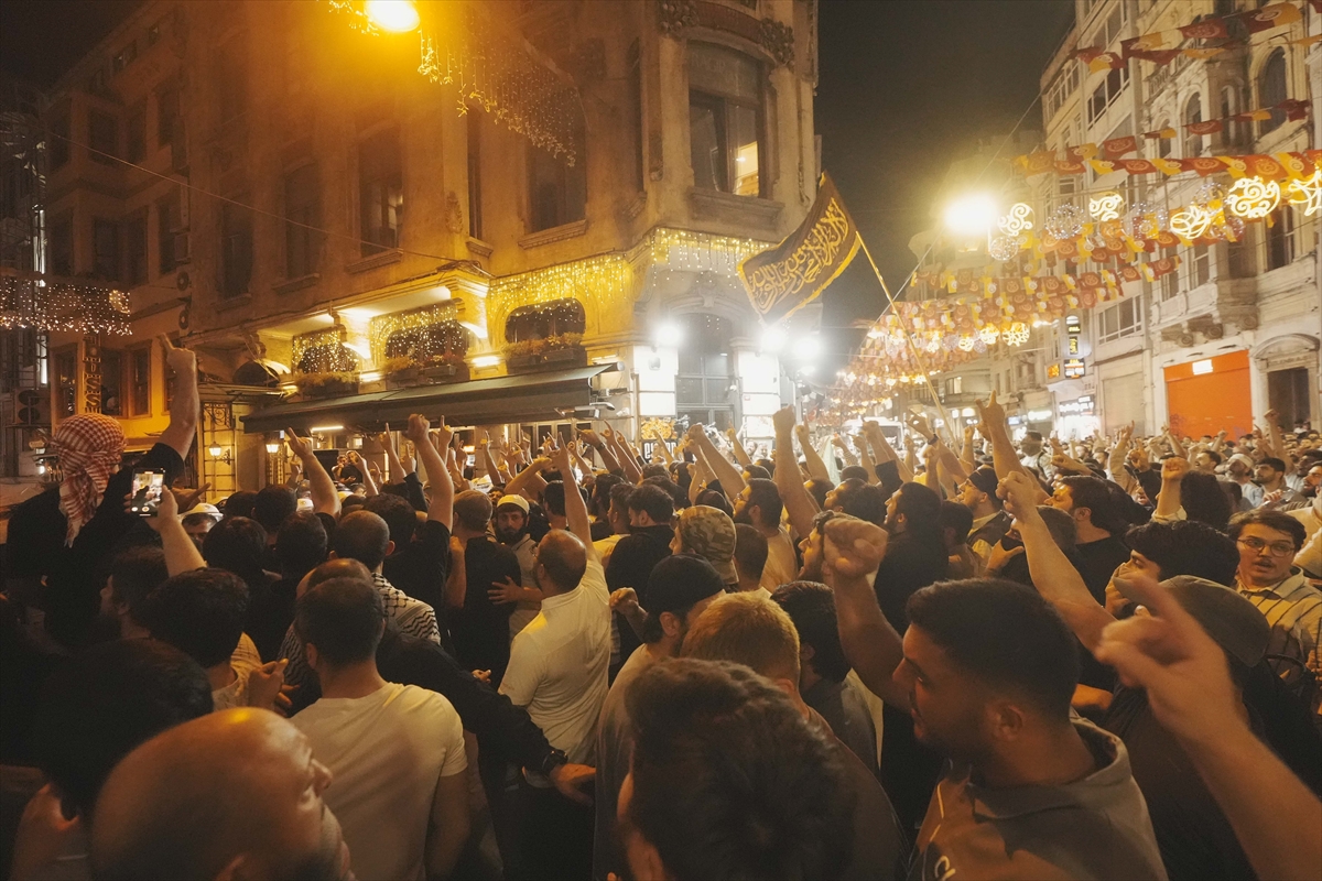 İstanbul'da STK'lerden Hazreti Muhammed'in karikatürünü yayımlayan dergiye tepki