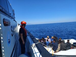 İZMİR (AA) – İzmir'in Selçuk ilçesi açıklarında 1'i çocuk 16