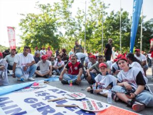 İZMİR (AA) – İzmir Büyükşehir Belediyesinden çıkarılan işçiler, Türkiye Belediyeler