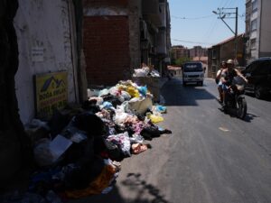 İZMİR (AA) – İzmir'in Konak ilçesinde biriken çöp yığınları ve