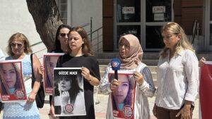 İZMİR (AA) – İzmir'in Karşıyaka ilçesinde boşanma aşamasındaki karısını silahla