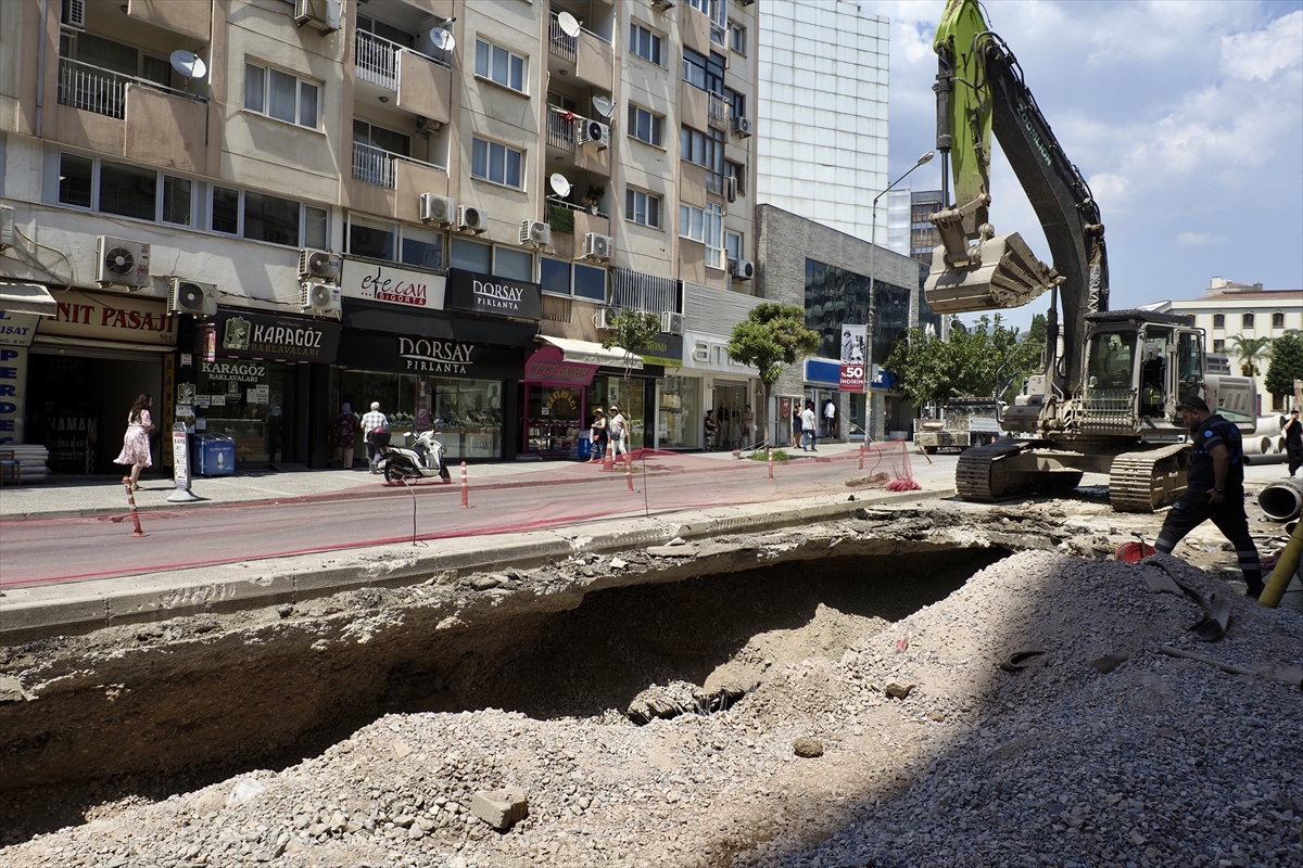 İzmir'de doğal gaz borusunda meydana gelen patlama trafiği aksatıyor