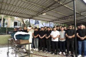 İzmir'de eski eşi tarafından bıçaklanarak öldürülen kadının cenazesi toprağa verildi İZMİR (AA) – İzmir'in Çiğli ilçesinde eski eşi tarafından defalarca