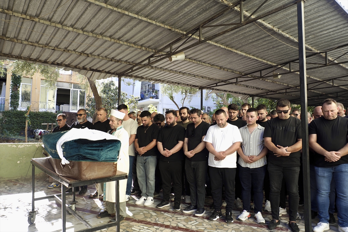 İzmir'de eski eşi tarafından bıçaklanarak öldürülen kadının cenazesi toprağa verildi