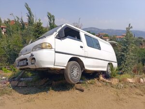 İZMİR (AA) – İzmir'in Ödemiş ilçesinde, peyzaj çalışması sırasında panelvanın