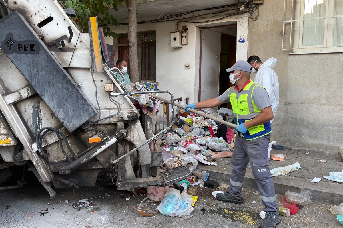 İzmir'de iki katlı evden kamyon dolusu çöp çıktı