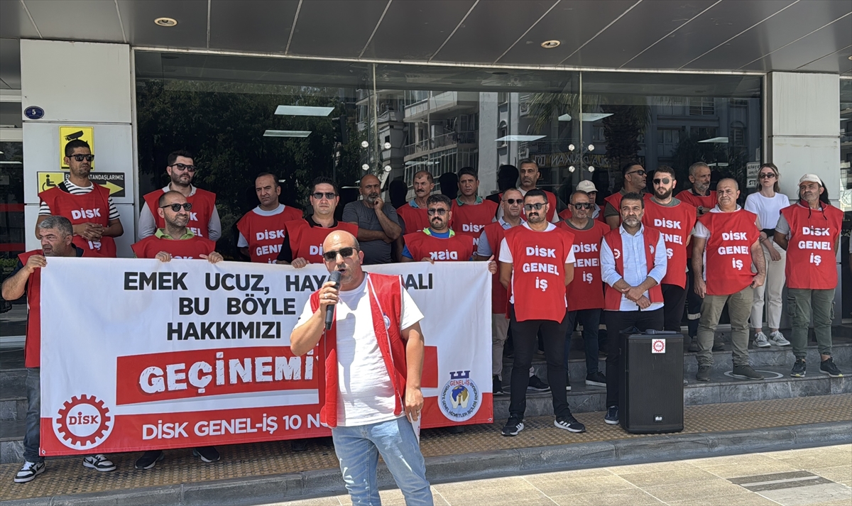 İzmir'de Karşıyaka Belediyesi işçileri maaşlarını alamadıkları gerekçesiyle eylem yaptı
