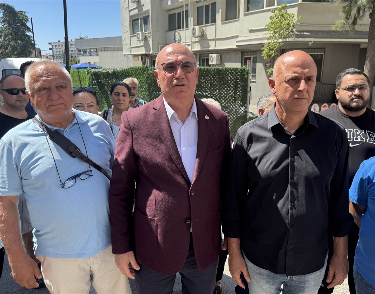 İzmir'de kooperatif mağdurları, emniyete gelen CHP heyetine tepki gösterdi