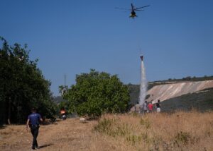 İZMİR (AA) – İzmir'in Buca ilçesinde otluk alanda çıkan yangın
