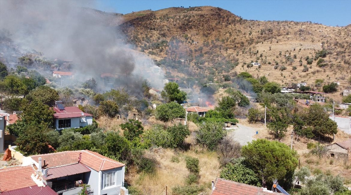 İzmir'de otluk alanda çıkan yangın mahalleye sıçradı