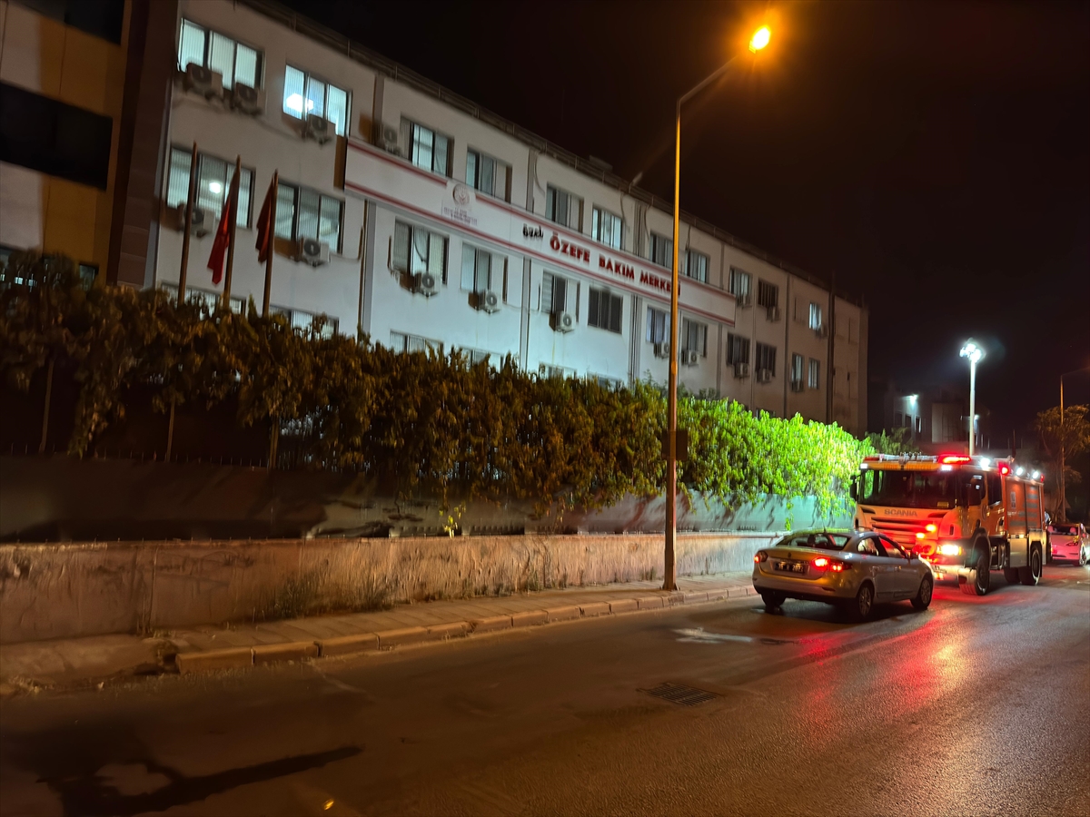 İzmir'de özel bakım merkezinde çıkan yangında 12 engelli dumandan etkilendi