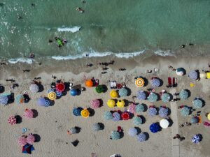 İZMİR (AA) – Hava sıcaklığının mevsim normallerinin üzerinde seyrettiği İzmir'de,