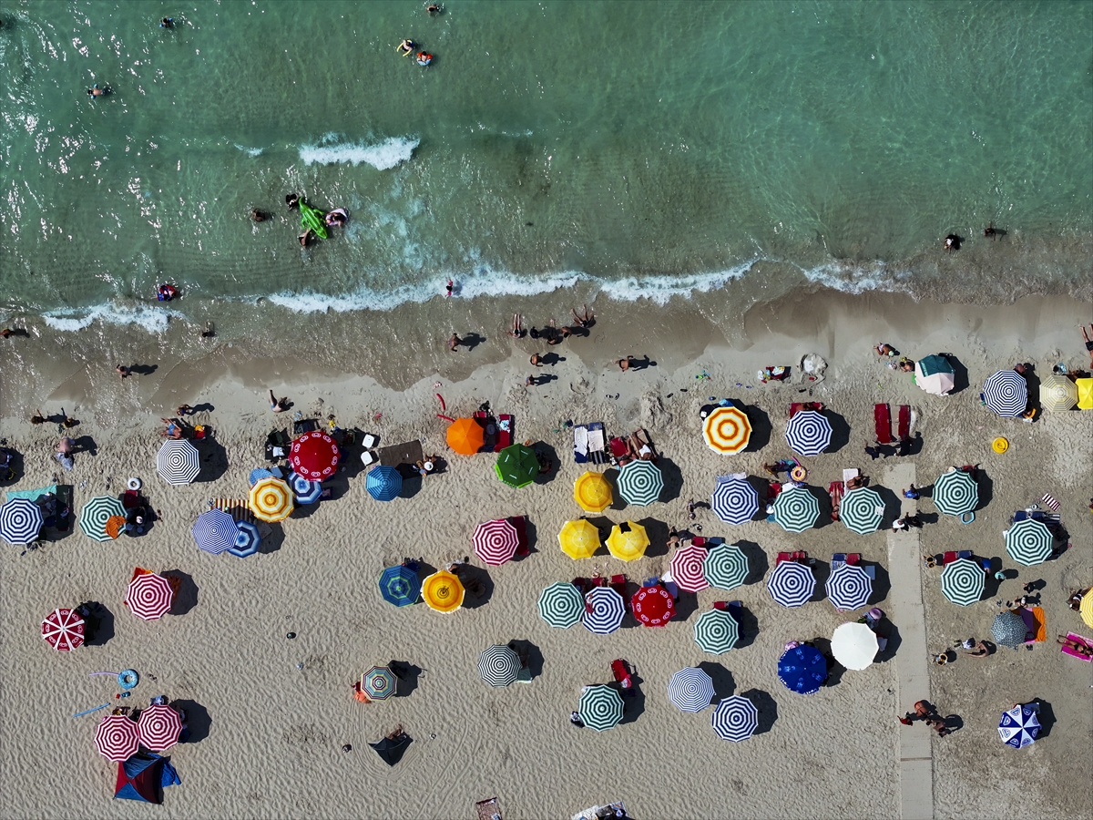İzmir'de sıcak havadan bunalanlar sahillere akın etti