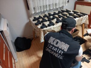 İZMİR (AA) – İzmir'de yasa dışı silah ticareti yaptıkları gerekçesiyle