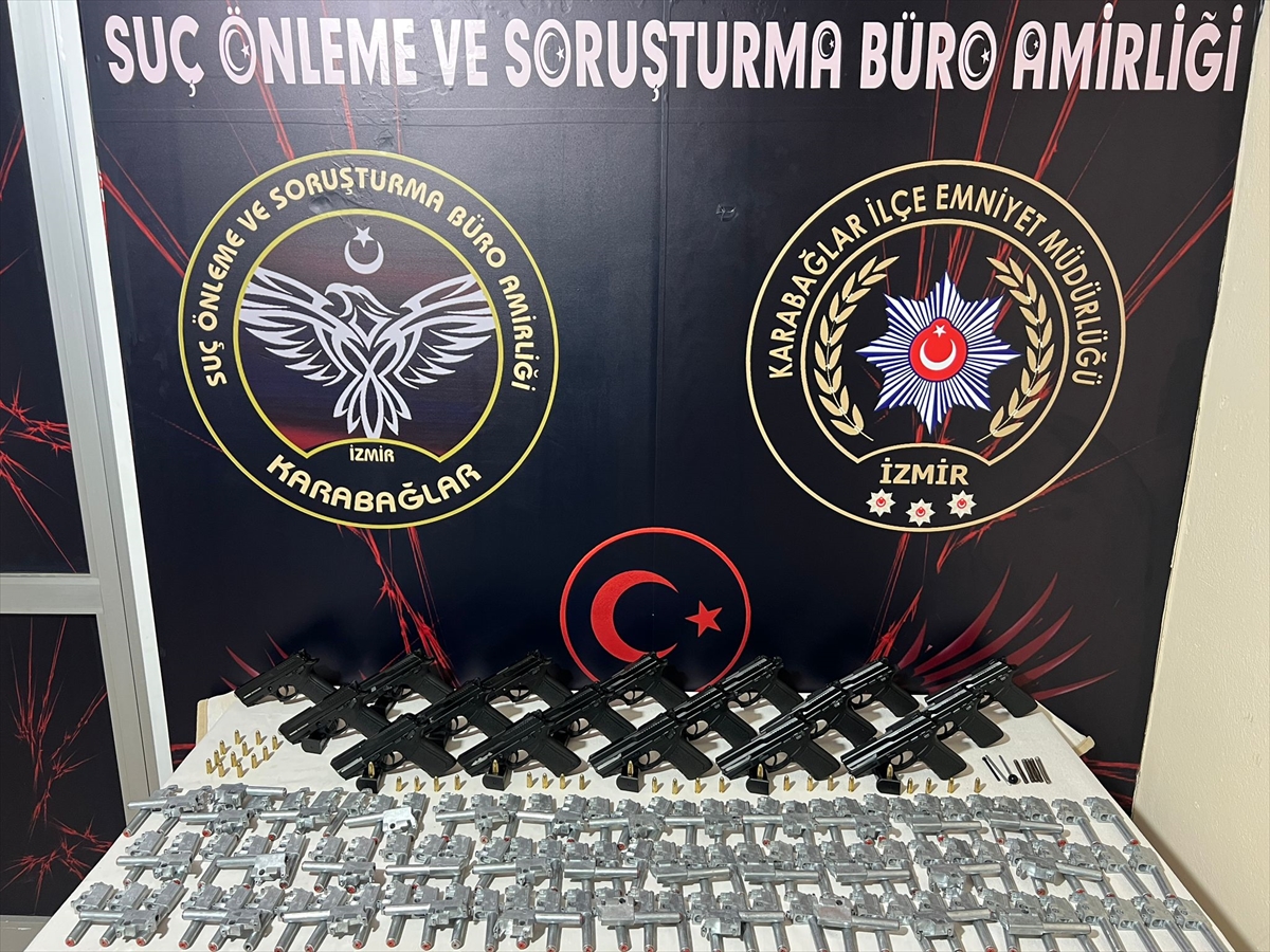 İzmir'de silah kaçakçılığı operasyonunda baba ve 2 oğlu yakalandı