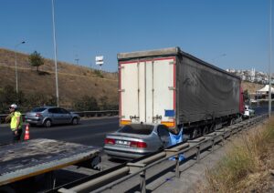 İZMİR (AA) – İzmir'in Bayraklı ilçesinde otomobilin tıra arkadan çarpması