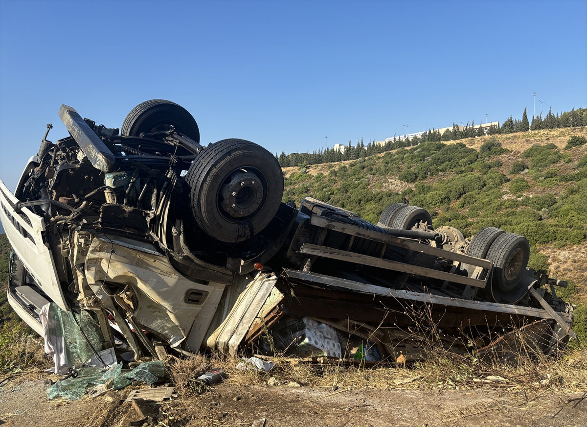 İzmir'de yaklaşık 100 metrelik uçuruma devrilen kamyonun sürücüsü ağır yaralandı