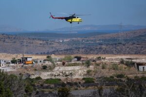İZMİR (AA) – İzmir'in Çeşme ilçesinde çıkan orman yangınına ekiplerin