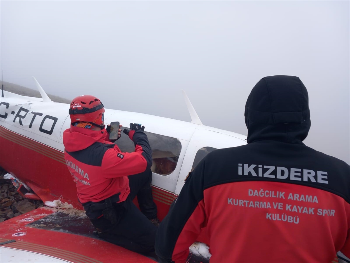 Kaçkar Dağları'nın zirvesinde düşen uçağın enkazına ulaşıldı