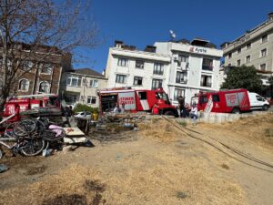 İSTANBUL (AA) – İstanbul Kağıthane'de, ağaçlık alanda çıkan yangın itfaiye