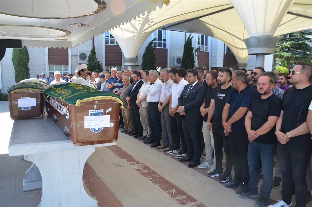 Kahramankazan'daki trafik kazasında hayatını kaybeden 3 kişi toprağa verildi