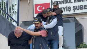 İSTANBUL (AA) – Kapalıçarşı’da kuyumcuya sahte altını verip, işlenmişini alarak