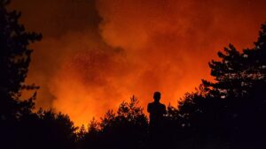 KARABÜK (AA) – Karabük'te çıkan orman yangını söndürülmeye çalışılıyor. Merkeze