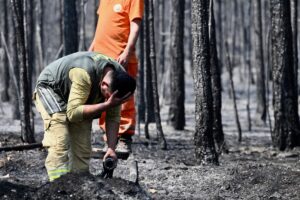 KARABÜK (AA) – Karabük merkezde dün başlayan yangına karadan müdahale