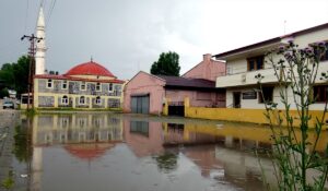 - Yağışla cadde ve sokaklarda su birikintileri oluştu, bazı ev