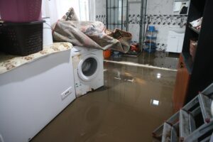 - Merkeze bağlı Ölçülü köyünde sel sularının dolduğu evlerde mahsur