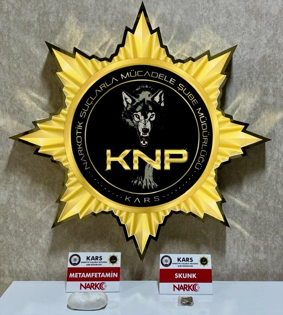 Kars'ta yolcu otobüsünde uyuşturucuyla yakalanan 2 zanlı tutuklandı