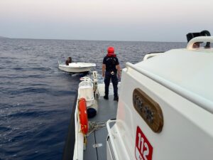 ANTALYA (AA) – Antalya'nın Kaş ilçesi açıklarında sürüklenen teknedeki kişi