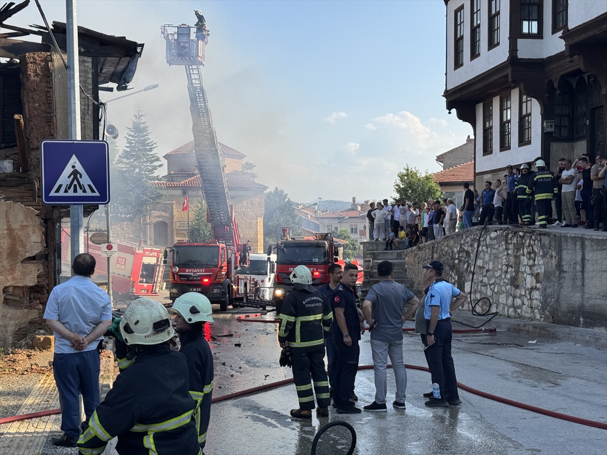 Kastamonu'da metruk binada çıkan yangın hasara neden oldu